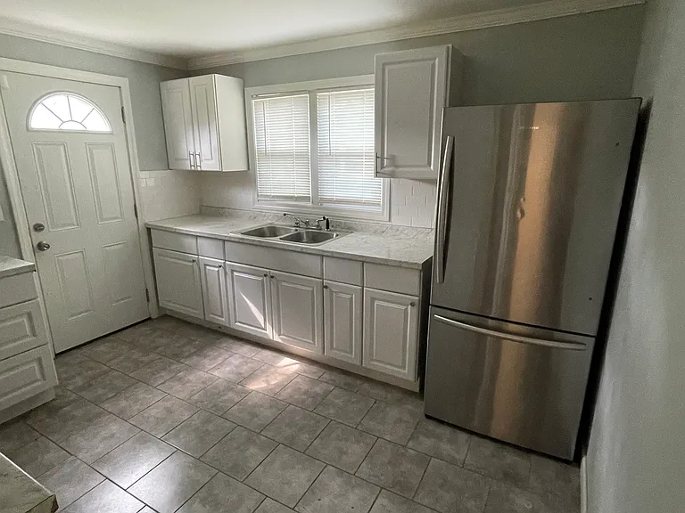 135 Mercer Ave — Photo 3