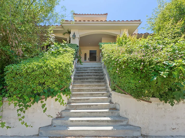 22100 Tiara St — Photo 3