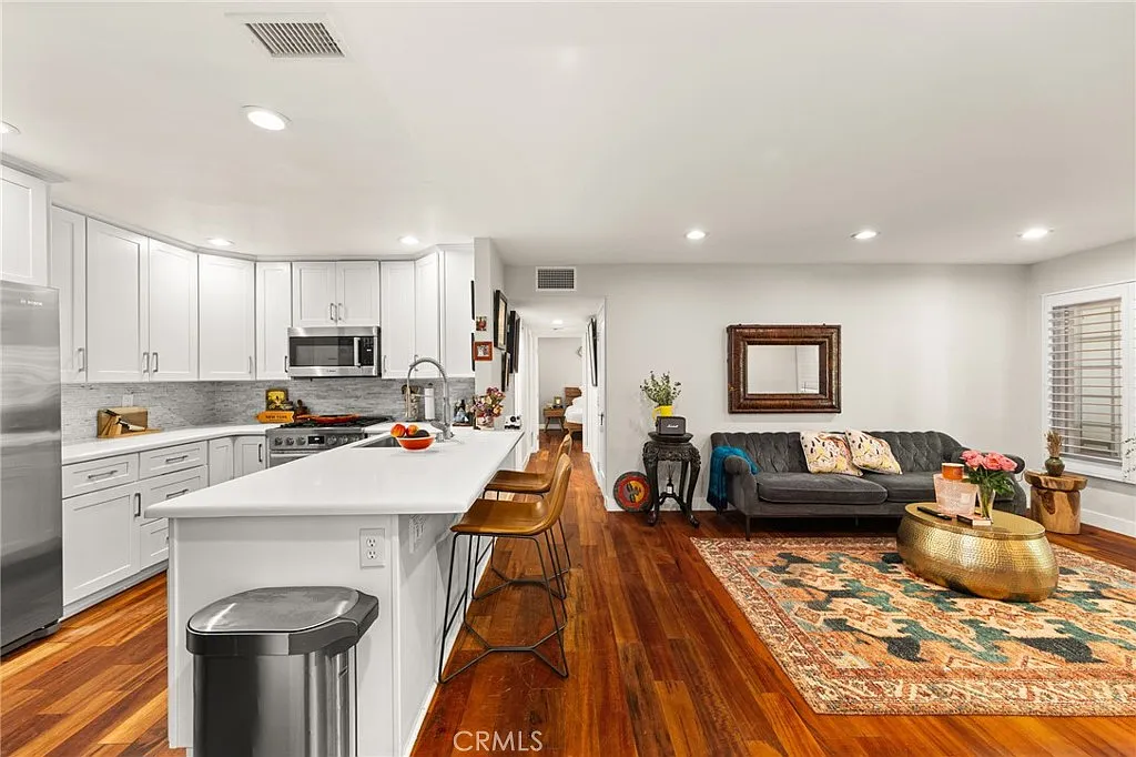 2 bed, 952 sqft, $3,500 — Photo 3
