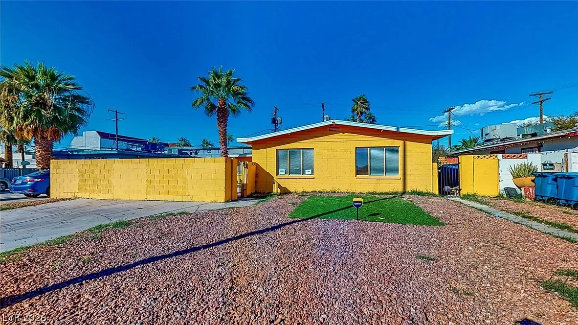 2 bed, 1.0 bath, 1995 sqft, $1,250 — Photo 2