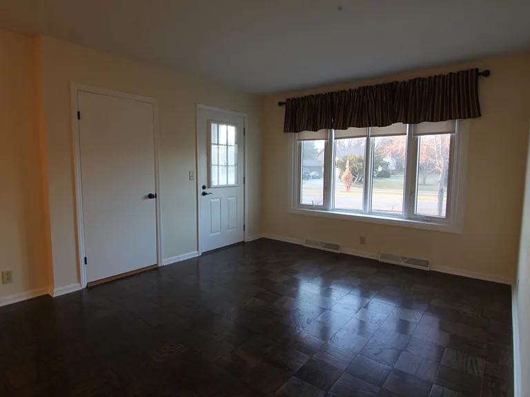 853 Thackeray Trl — Photo 17