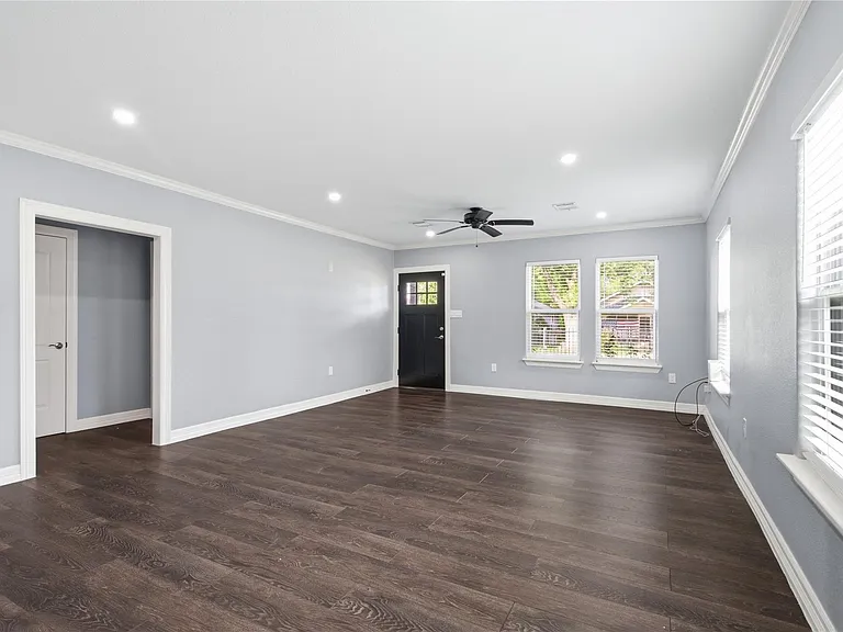 531 Woolworth St — Photo 12