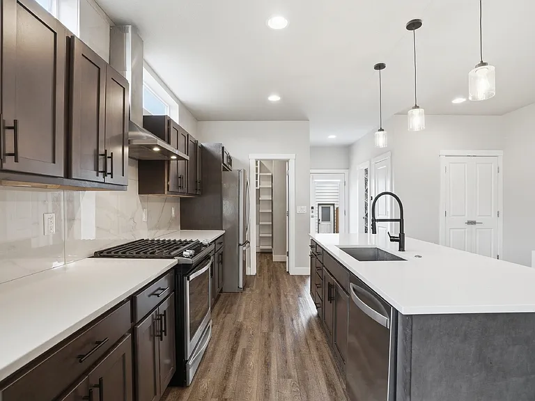 1518 N Newton St — Photo 17