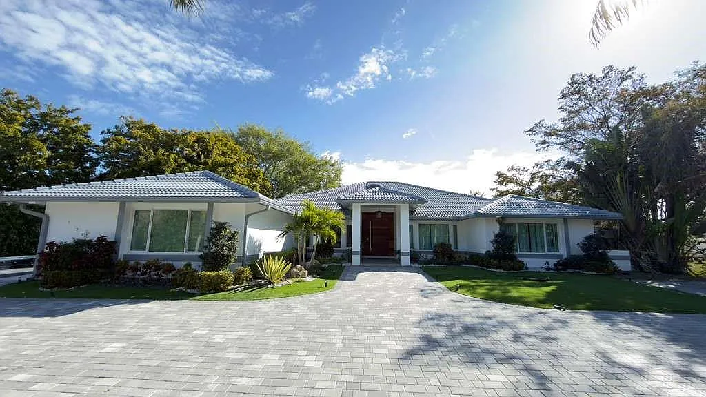 4 bed, 3.5 bath, 3609 sqft, $10,000 — Photo 3