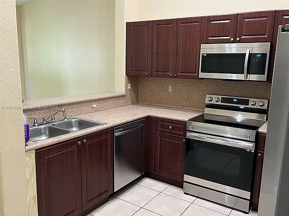 3rd image of 2900 SE 17th Ave Unit 201