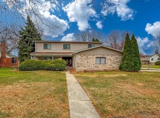 3960 Kings Point Dr, Troy, MI 48083