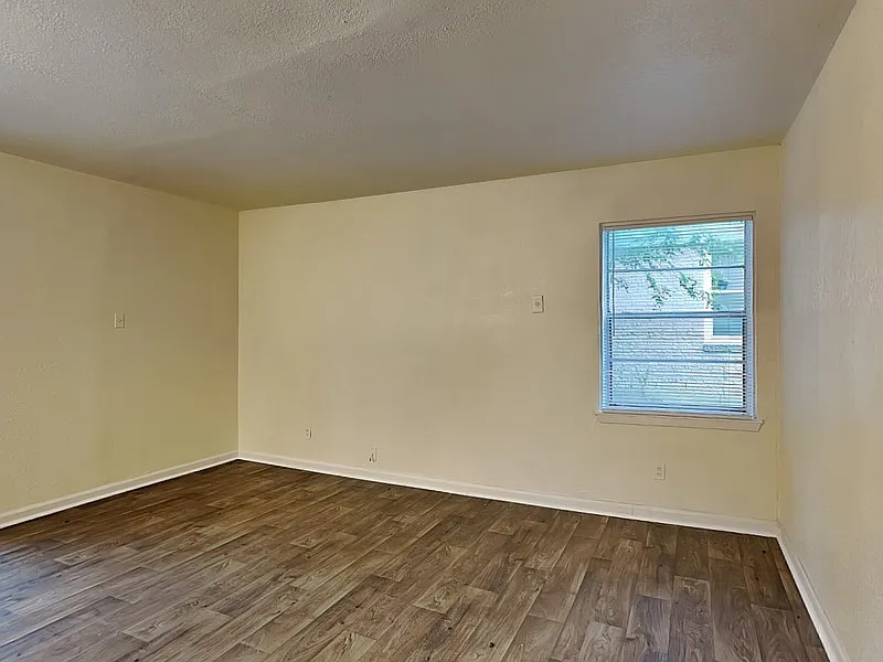 3 bed, 1.0 bath, 1149 sqft, $1,650 — Photo 2