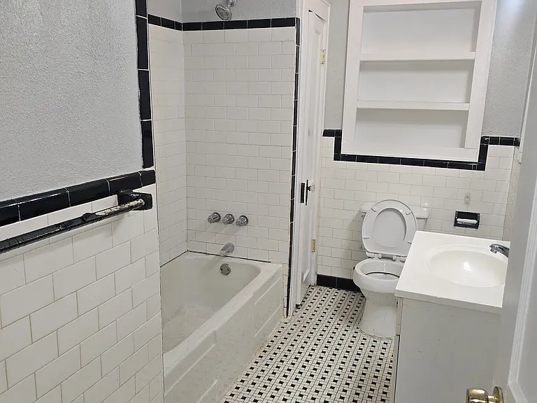 1419 E 35th St #B — Photo 6
