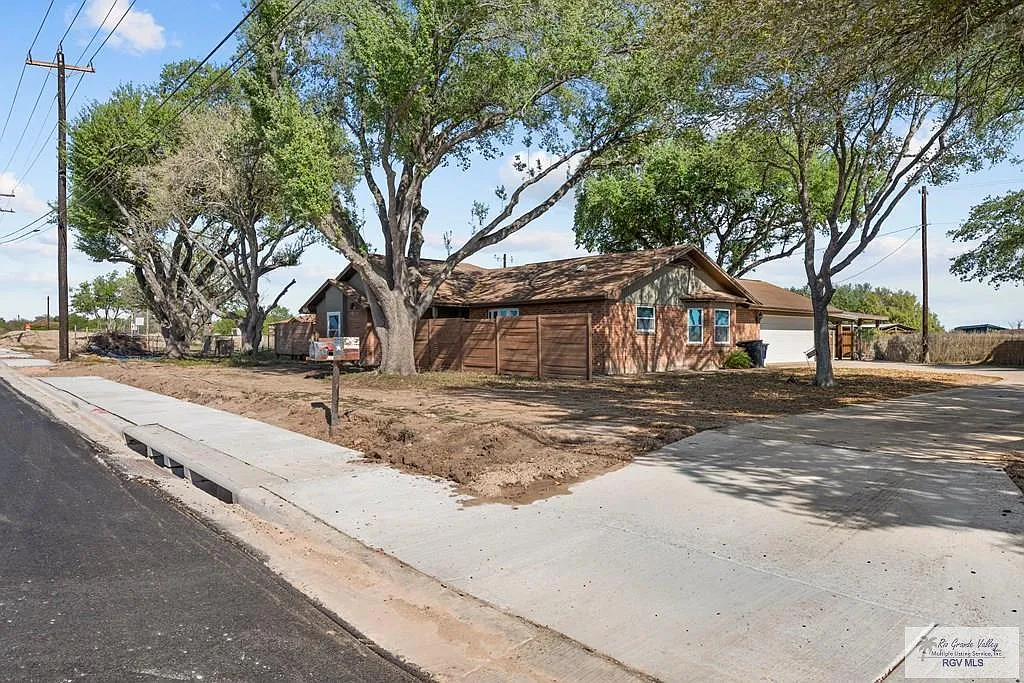 4 bed, 2.0 bath, 1843 sqft, $1,900 — Photo 1