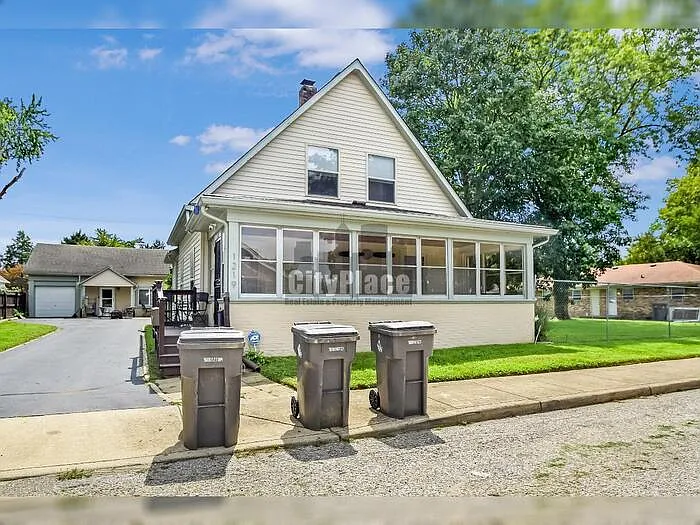 4 bed, 2.5 bath, 2200 sqft, $2,200 — Photo 3