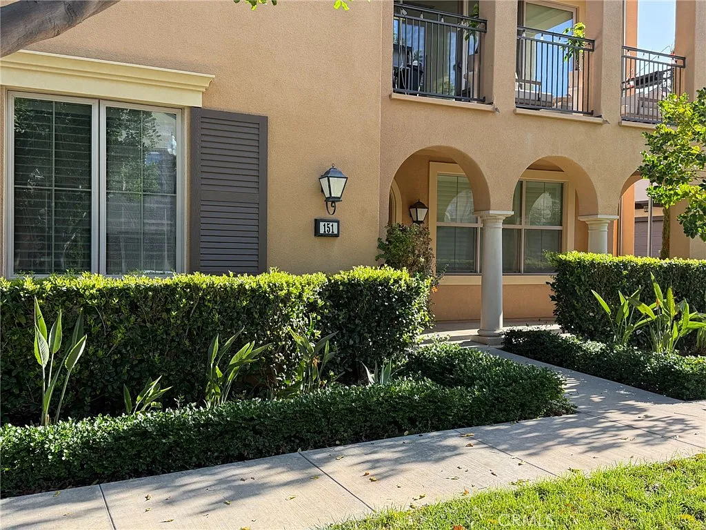 2 bed, 1110 sqft, $4,300 — Photo 2