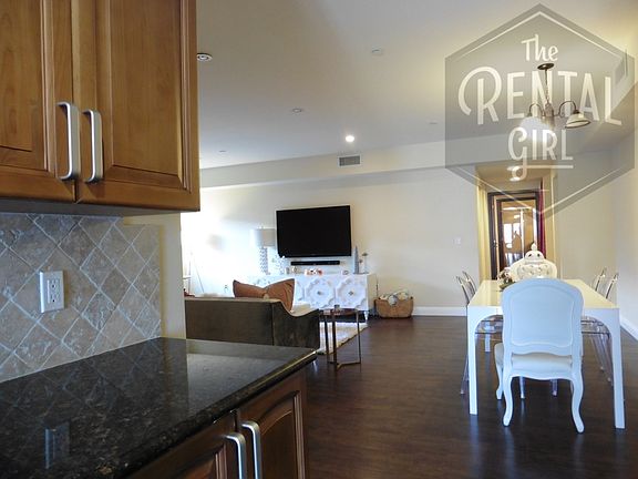 5th image of 11218 Camarillo St #102