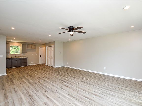 4th image of 218 Aspen Dr