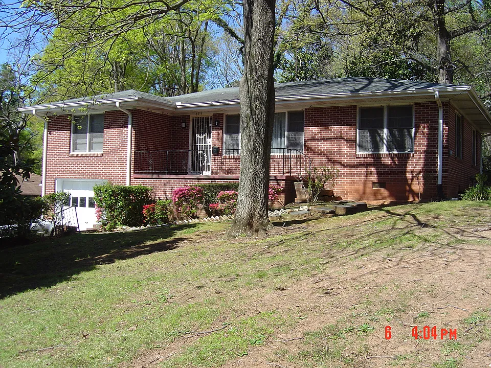 635 Charlotte Pl NW