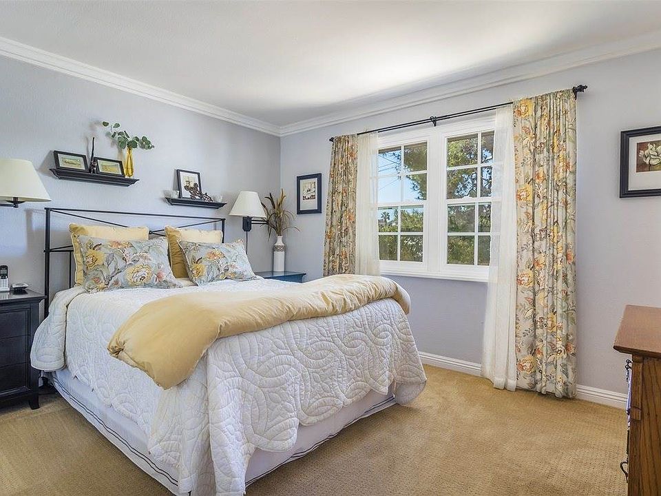 1st image of 404 Camelot Dr