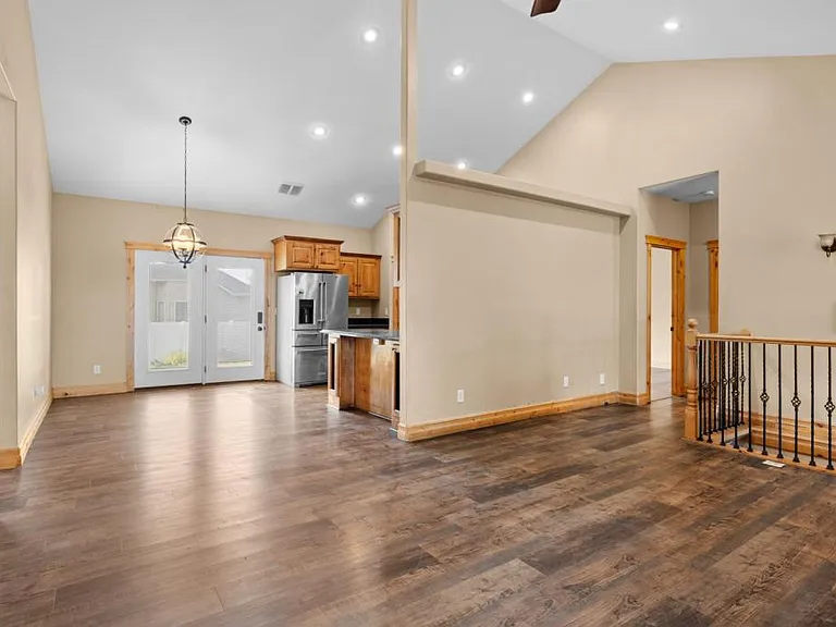 2612 Eastview Dr — Photo 4