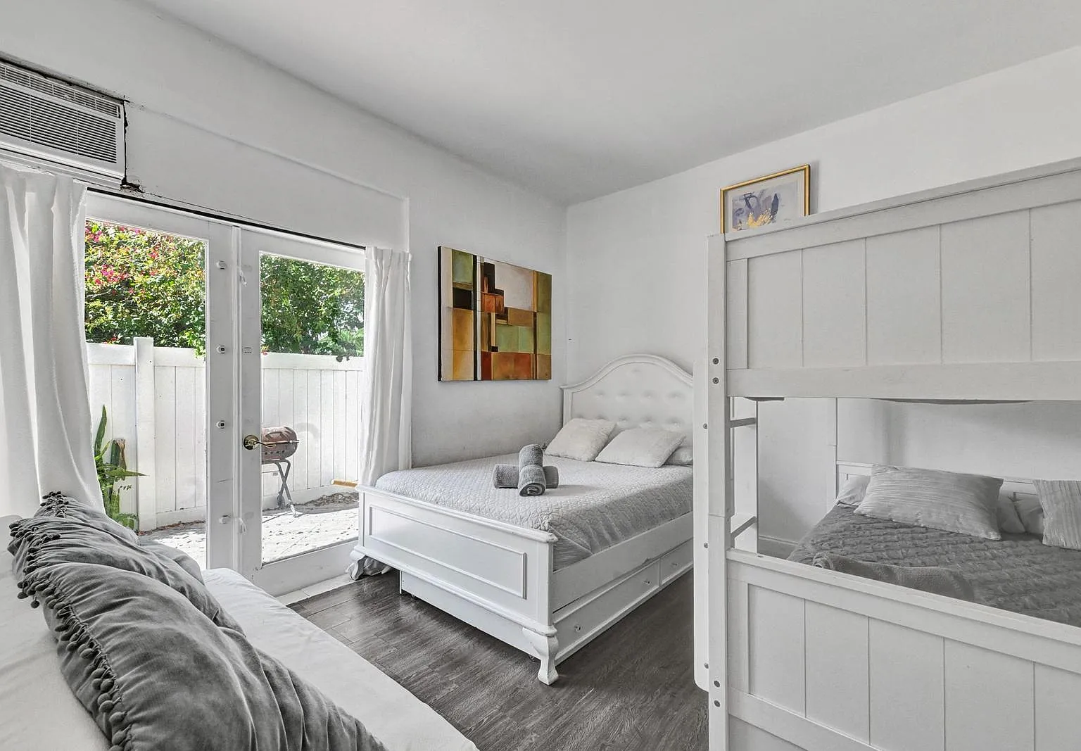 5 bed, 2286 sqft, $6,900 — Photo 2