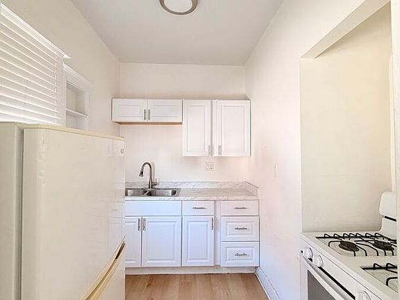 4th image of 5617 La Mirada Ave #202