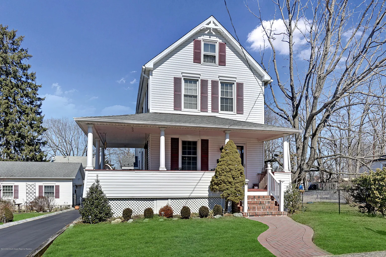 693 Morford Ave photo 1