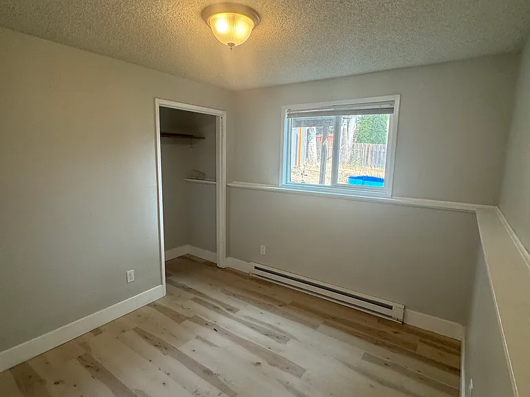 380 NW Thomas St #B — Photo 14