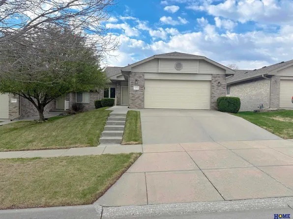 5721 Shadow Ln, Lincoln, NE 68516