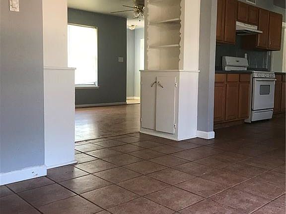 5th image of 618 S La Salle Dr