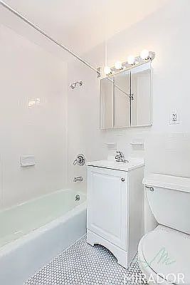 4th image of 1558 York Ave APT 2B