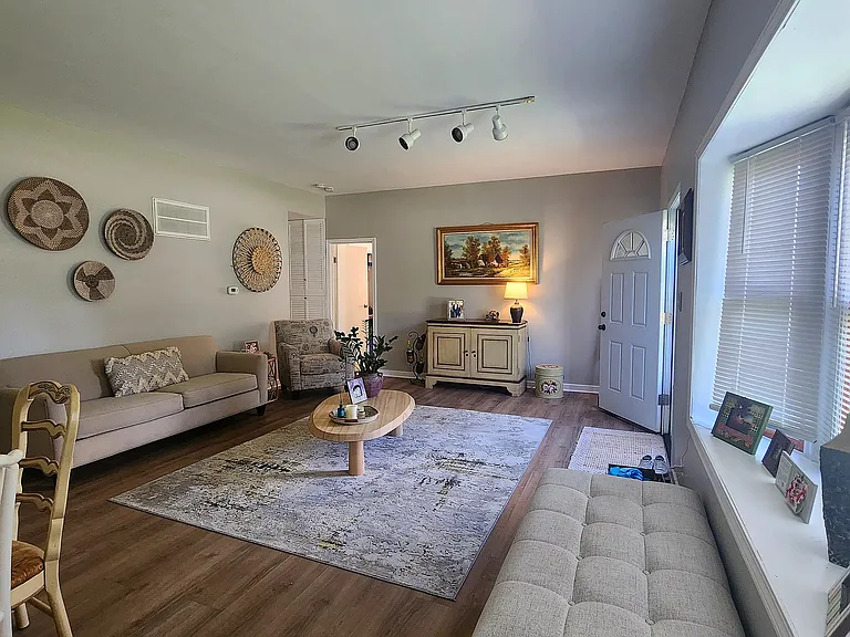 163 N California Ave — Photo 2