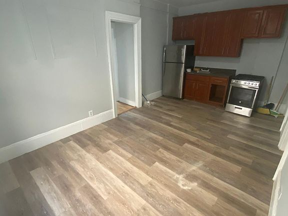 3rd image of 1046 Grant Ave #2A