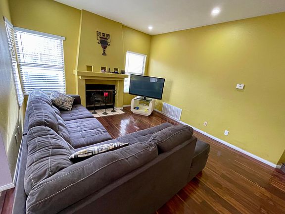 4th image of 37334 42nd St E