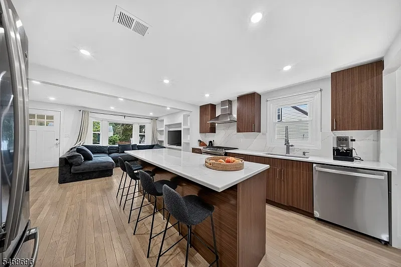4 bed, 2.5 bath, 5641 sqft, $4,500 — Photo 4