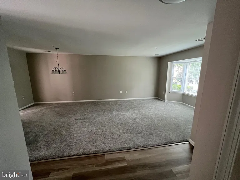 1031 Murdoch Ct — Photo 2