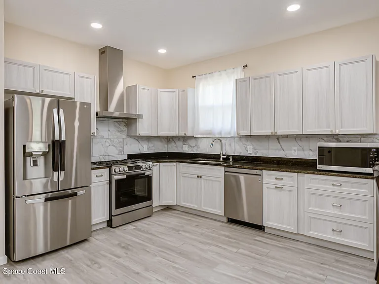 209 E Avenue B — Photo 14