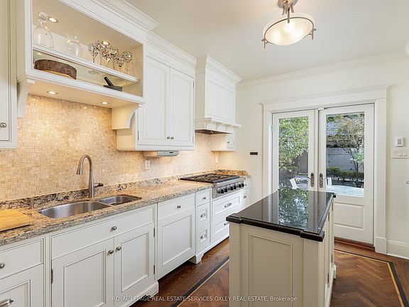 11th image of 313 Sumach St