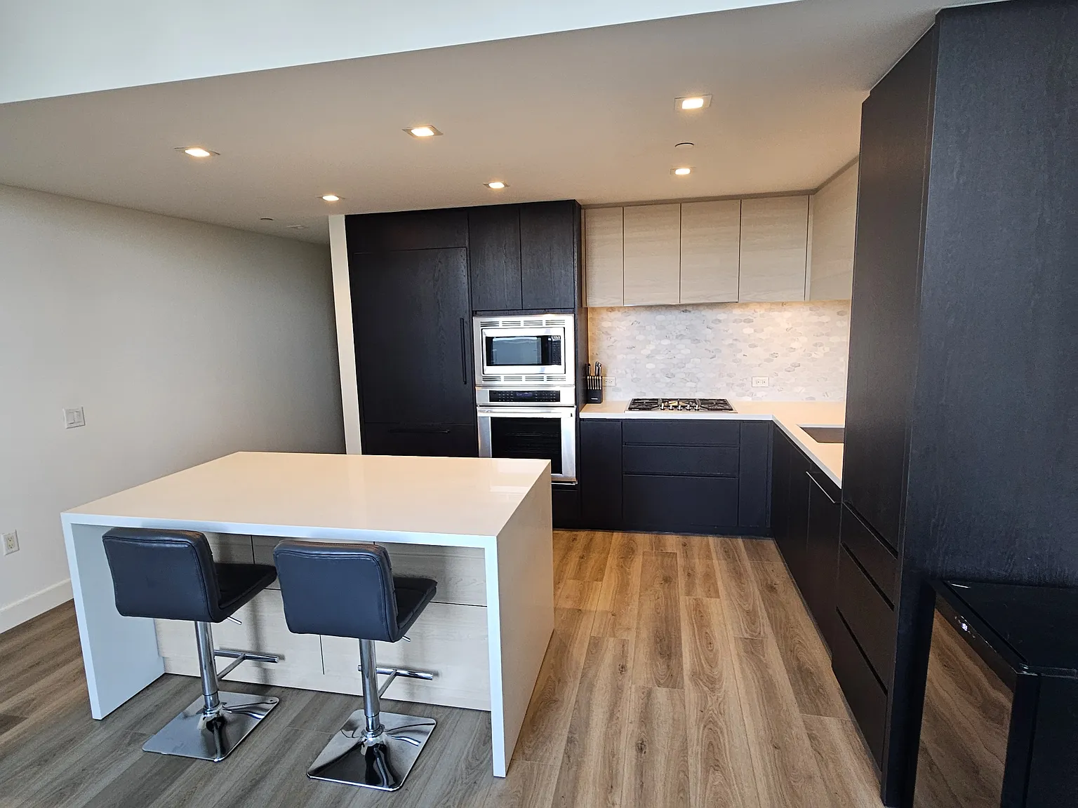 2 bed, 1.5 bath, 1100 sqft, $5,200 — Photo 2