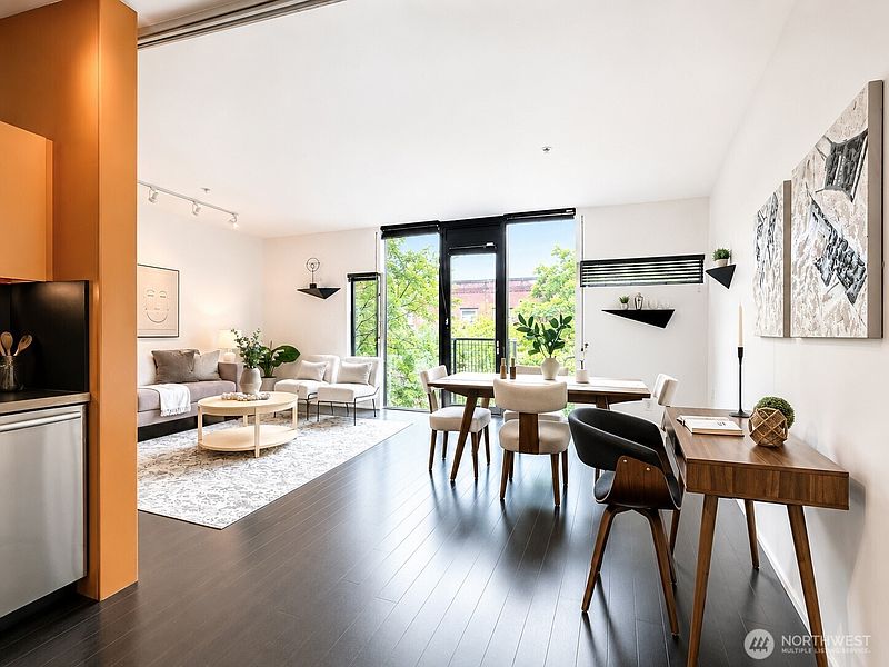 4th image of 1111 E Pike Street #303