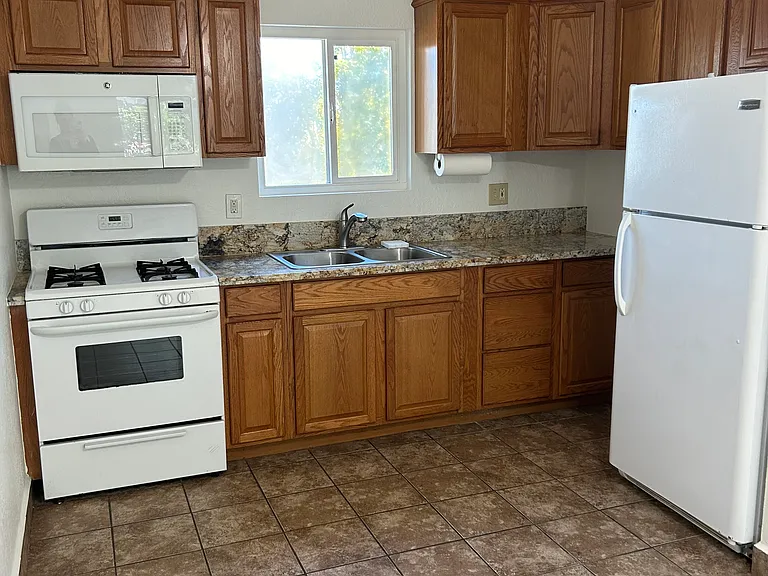 370 Walnut Ave #SEE MANAGEMENT — Photo 4