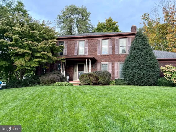 525 Eton Ln, York, PA 17402