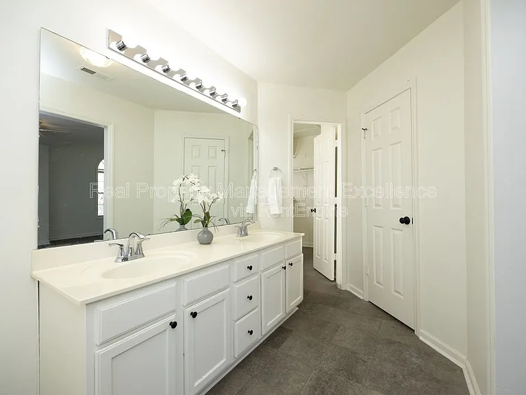 521 Renshaw Ct — Photo 17