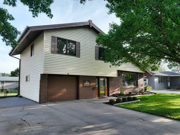 1119 E 33rd Dr, Kearney, NE 68847