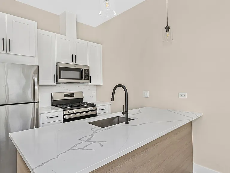 1218 W Lexington St — Photo 5