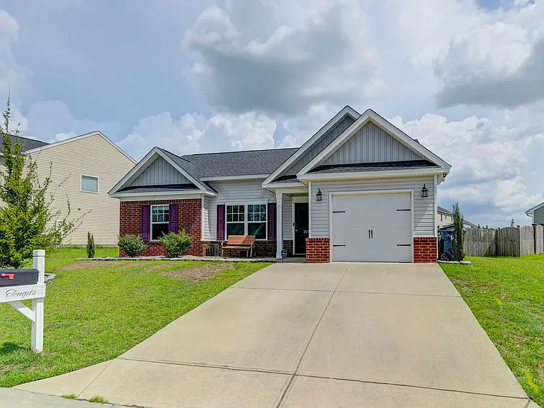 357 Finch Ln — Photo 2