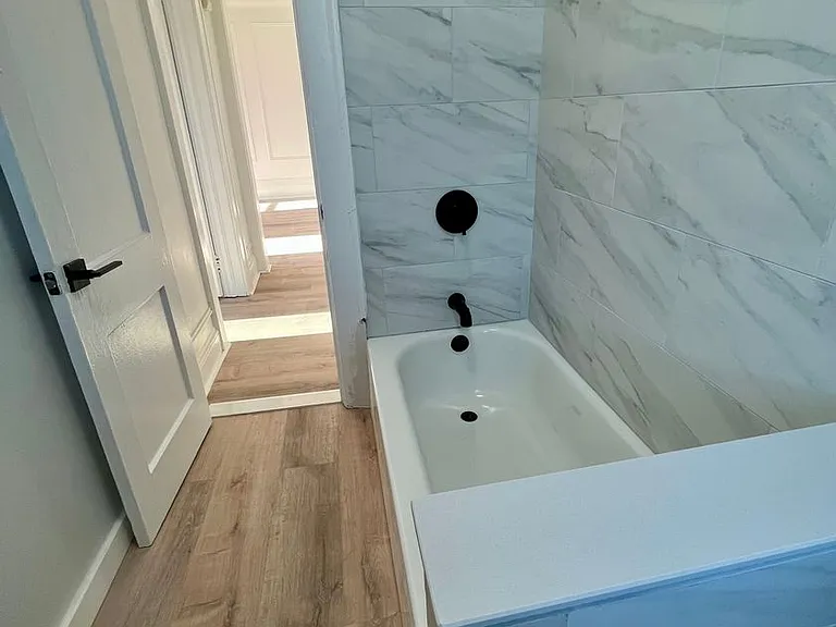 300 Elm Pl — Photo 1