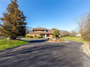25 Carriage Ct, Syosset, NY 11791