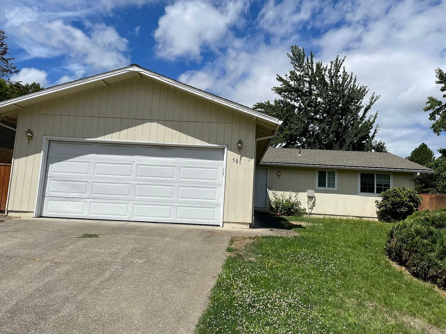 Very Nice 3 Bedroom 2 bath Home-Fully fenced Back Yard-East Medford — Photo 2