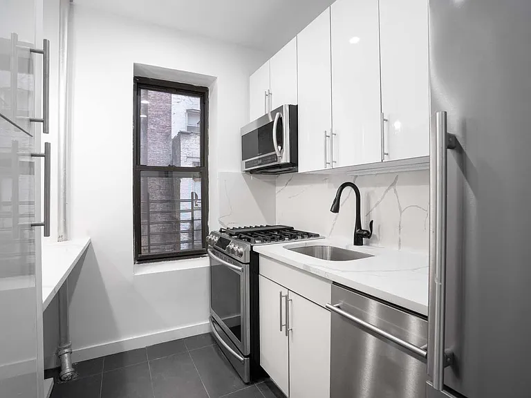 210 W 10th St #1B — Photo 4