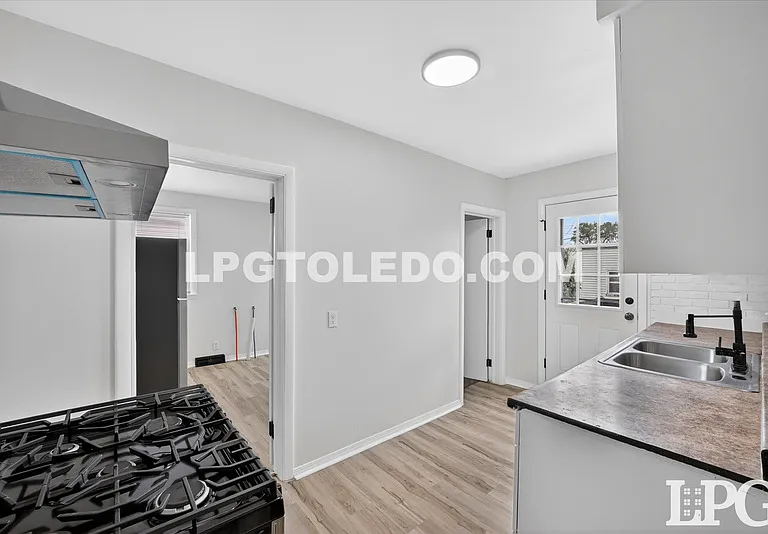 921 Berry St — Photo 11