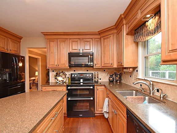3rd image of 1037 Brookville Ct