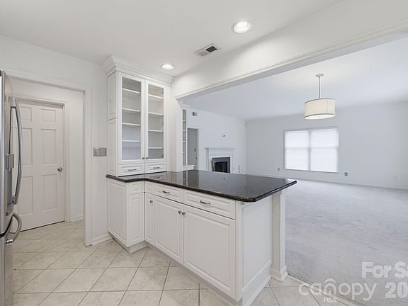 3rd image of 1016 Queens Rd Unit A