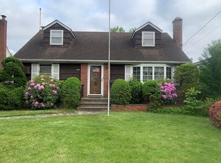 157 Sampson Ave, Albertson, NY 11507
